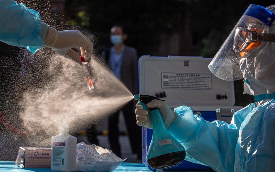 Τεστ και διασκέψεις . Υγειονομικό προσωπικό απολυμαίνει φιαλίδιο που περιέχει δείγμα ενός ρεπόρτερ το οποιο προορίζεται για τεστ κορωνοϊού, πριν την λήξη της Λαϊκής&nbsp;Πολιτικής Συμβουλευτικής Διάσκεψης&nbsp;της Κίνας, στο ξενοδοχείο&nbsp;Diaoyutai του Πεκίνου.&nbsp;