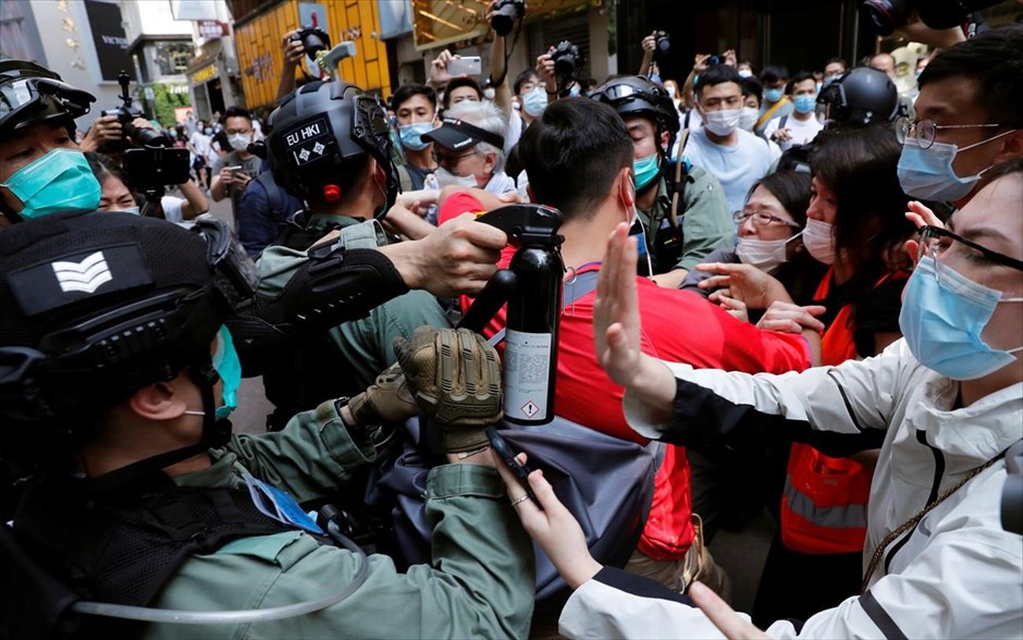 Νέες διαδηλώσεις στο Χονγκ Κονγκ. Χρήση σπρέι πιπεριού έκαναν οι αστυνομικές δυνάμεις αντιμετώπισης ταραχών του Χονγκ Κονγκ σήμερα για να διαλύσουν τους διαδηλωτές στην καρδιά του παγκόσμιου χρηματοπιστωτικού κέντρου, καθώς οι νέοι νόμοι για την εθνική ασφάλεια που προτείνει το Πεκίνο προκάλεσαν και πάλι αντικυβερνητικές διαδηλώσεις.