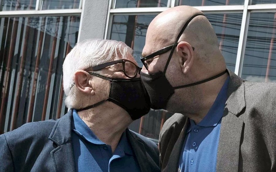 Η πρώτη χώρα στην Κεντρική Αμερική που επιτρέπει τους γάμους ομοφύλων. Ο 76χρονος&nbsp;Marco Castillo φιλάει τον σύντροφό του&nbsp;Rodrigo Campos κατά τη διάρκεια του γάμου τους στο&nbsp;Σαν Χοσέ.&nbsp;Η Κόστα Ρίκα έδωσε το πράσινο φως για την τέλεση γάμων μεταξύ ατόμων του ίδιου φύλου και έγινε έτσι η πρώτη χώρα της Κεντρικής Αμερικής που κάνει αυτό το βήμα έπειτα από μια δικαστική απόφαση-σταθμό που τέθηκε σε ισχύ.