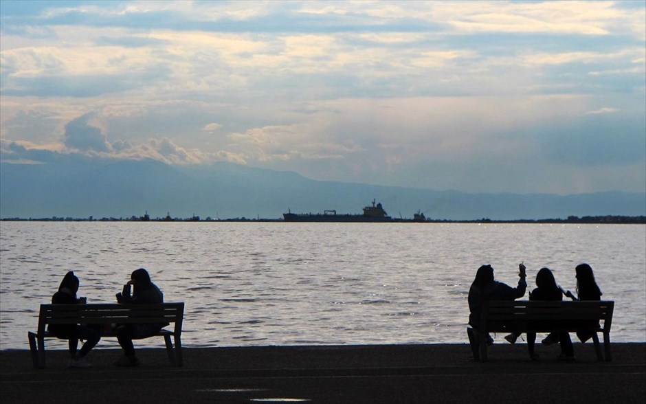 Βόλτα στη Θεσσαλονίκη. Κόσμος απολαμβάνει τη βόλτα του στη&nbsp;Θεσσαλονίκη.