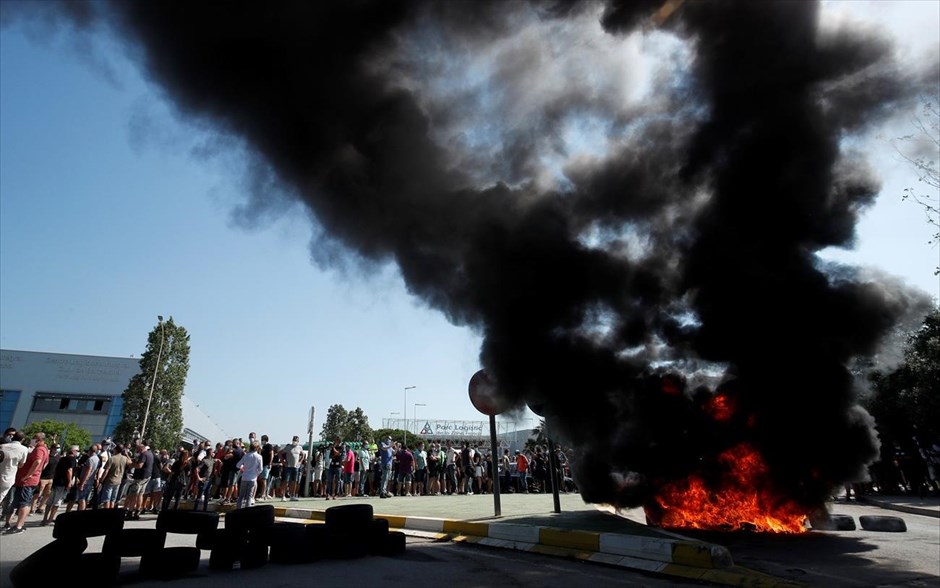Διαδηλώσεις στη Βαρκελώνη . Εργαζόμενοι της&nbsp;Nissan καίνε λάστιχα κατά τη διάρκεια διαμαρτυρίας μπροστά από το εργοστάσιο της εταιρίας στη Βαρκελώνη. Οι εργαζόμενοι διαδηλώνουν κατά του πιθανού κλείσιμου του εργοστασίου στην περιοχή&nbsp;Zona Franca.&nbsp;