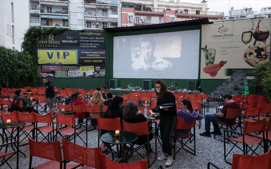 Άνοιξαν τα θερινά σινεμά. Στιγμιότυπο από θερινό κινηματογράφο στη&nbsp;Θεσσαλονίκη κατά την πρώτη μέρα λειτουργίας του.&nbsp;
