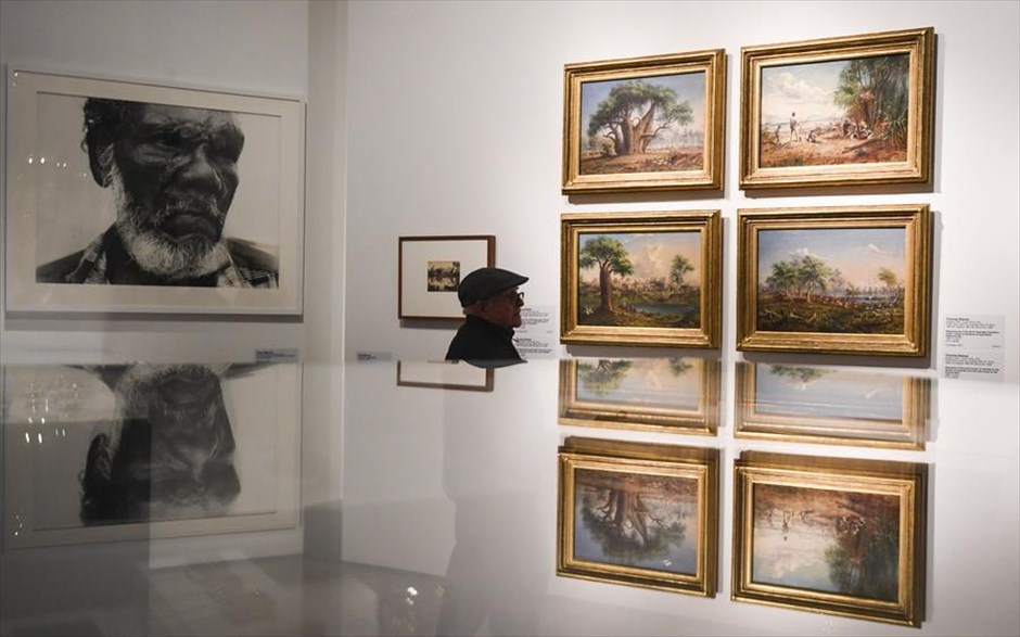 Επίσκεψη στη γκαλερί . Ένας άνδρας επισκέπτεται την Εθνική Γκαλερί της Αυστραλίας στην&nbsp;Καμπέρα. Η γκαλερί τέχνης επαναλειτούργησε έπειτα από την προσωρινή διακοπή της λειτουργίας της λόγω της πανδημίας του κορωνοϊού.&nbsp;