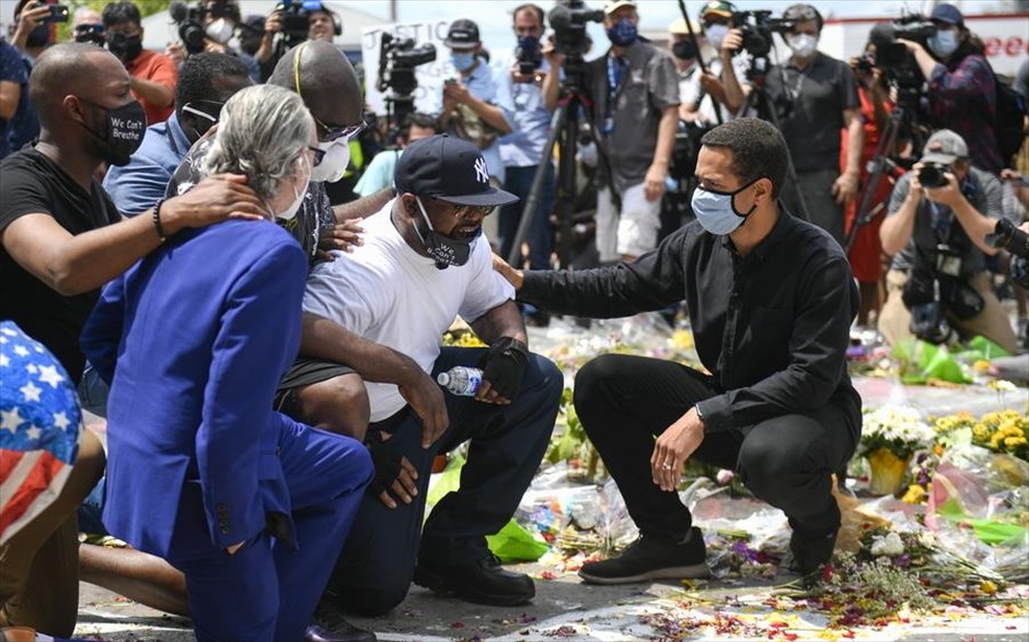 Πένθος στη Μινεάπολη. Ο αδερφός του&nbsp;Τζορτζ Φλόιντ, Τέρενς (με το λευκό μπλουζάκι), επισκέπτεται συγκινημένος το αυτοσχέδιο μνημείο στη μνήμη του αδερφού του στη Μινεάπολη, και κοντά στο σημείο όπου δολοφονήθηκε ο&nbsp;Τζορτζ Φλόιντ.&nbsp;
