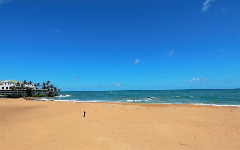 Μοναξιές στο Κολόμπο. Ένας μονάχα άνθρωπος διακρίνεται σε παραλία στο Κολόμπο (Σρι Λάνκα) που συνήθως τέτοια εποχή έσφυζε από κόσμο και ζωή. 