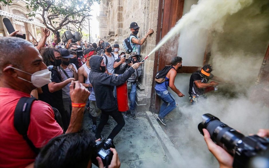 Ένταση στη Γουαδαλαχάρα . Κόσμος διαδηλώνει έξω από το κυβερνητικό κτήριο&nbsp;Jalisco State Government Palace στη&nbsp;Γουαδαλαχάρα (Μεξικό). Οι διαδηλωτές ζητούν δικαιοσύνη για το θάνατο του&nbsp;Giovanni Lopez, ενός εργάτη στον κατασκευαστικό κλάδο ο οποίος συνελήφθη με την κατηγορία ότι δεν φορούσε μάσκα (για τον κορωνοϊό) και έχασε τη ζωή του το διάστημα που βρισκόταν υπό κράτηση.&nbsp;