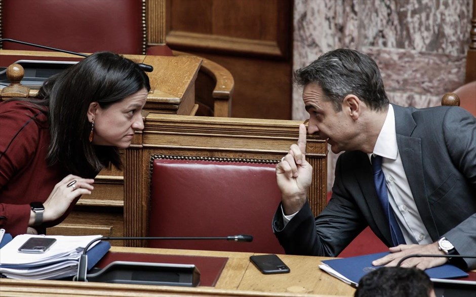 Βουλή: Κορυφώνεται η συζήτηση επί του ν/σ του υπ. Παιδείας. Ο πρωθυπουργός&nbsp;Κυριάκος Μητσοτάκης συζητά στα έδρανα της Βουλής με την υπουργό Παιδείας&nbsp;και Θρησκευμάτων Νίκη Κεραμέως. Στην Ολομέλεια της Βουλής κορυφώνεται σήμερα η συζήτηση του νομοσχεδίου του υπουργείου Παιδείας που επιφέρει&nbsp;αλλαγές σε όλες τις βαθμίδες εκπαίδευσης.