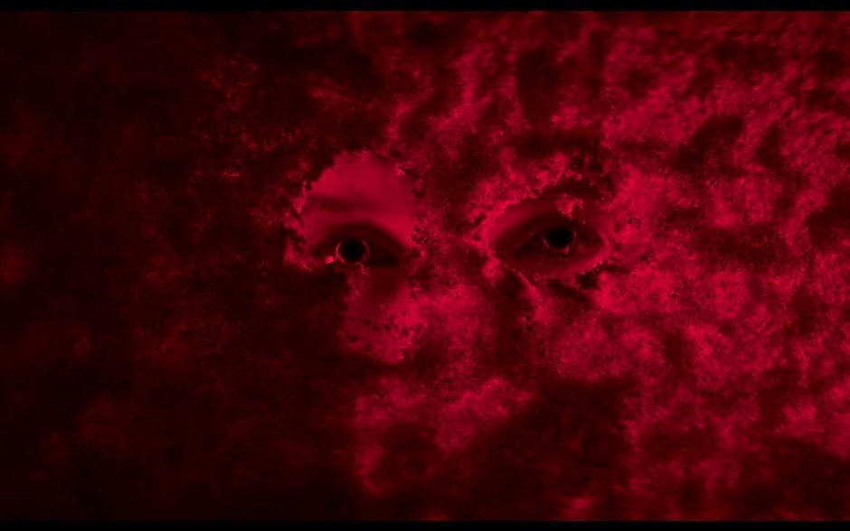 «Bloodshot». Ο Ρέι Γκάρισον, ένας στρατιώτης που πρόσφατα σκοτώθηκε σε μια μάχη, έρχεται πίσω στη ζωή ως ο υπεράνθρωπος Bloodshot. Με μια στρατιά νανοτεχνολογίας να ρέει στις φλέβες του, είναι μια ασταμάτητη κι ατρόμητη δυναμική μηχανή που έχει την ικανότητα να επουλώνει αμέσως τις πληγές της.&nbsp;