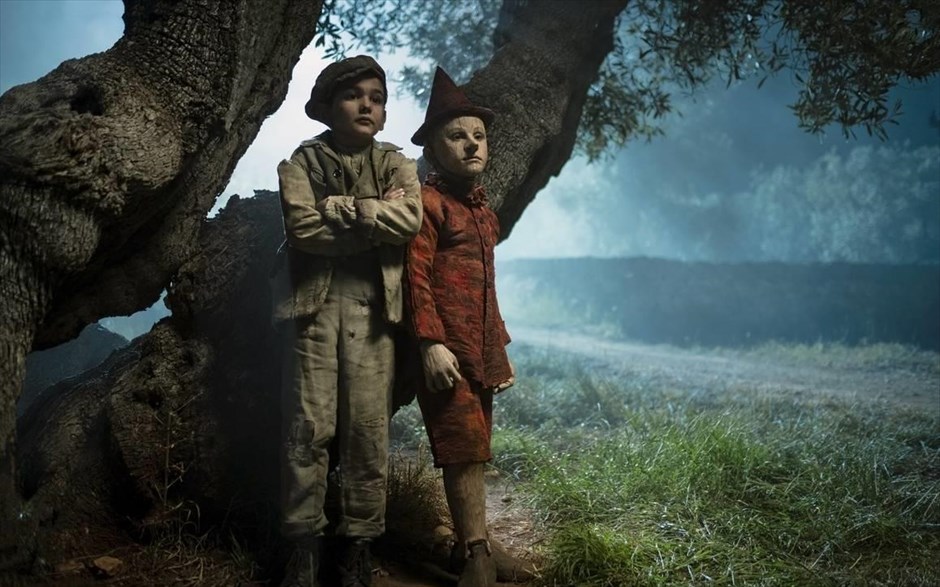 «Πινόκιο». Ο Ματέο Γκαρόνε (Γόμορρα, Dogman) και ο οσκαρικός κωμικός Ρομπέρτο Μπενίνι -στον ρόλο του Τζεπέτο, αφηγούνται εκ νέου το διάσημο ιταλικό παραμύθι&nbsp; του Κάρλο Κολόντι.&nbsp;