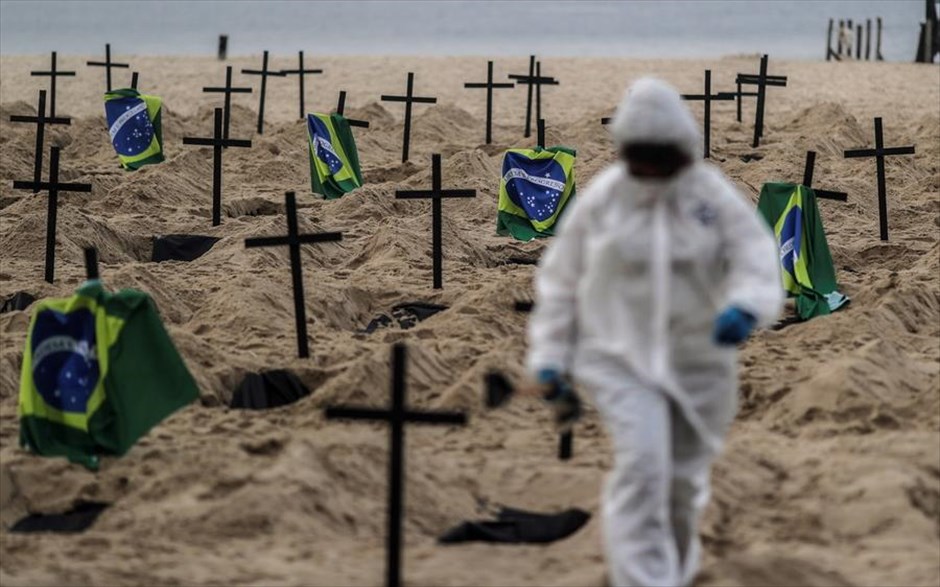 Βραζιλία: Διαμαρτυρία για τα θύματα του κορωνοϊού . Ακτιβιστής τοποθετεί 110 σταυρούς στην πιο διάσημη παραλία του&nbsp;Ρίο ντε Τζανέιρο, στην Κοπακαμπάνα. Οι σταυροί. στη διαμαρτυρία της οργάνωσης NGO Rio de Paz, συμβολίζουν τα λάθη της κυβέρνησης της Βραζιλίας στη διαχείριση της πανδημίας του&nbsp;κορωνοϊού. Το&nbsp;υπουργείο Υγείας της χώρας&nbsp;κατέγραψε το προηγούμενο 24ωρο α κόμη 1.239 θανάτους και 30.412 νέα επιβεβαιωμένα κρούσματα μόλυνσης από τον SARS-CoV-2,με τον συνολικό απολογισμό των θυμάτων της πανδημίας να ξεπερνά έτσι το όριο των 40.000 νεκρών και τον αριθμό των ανθρώπων που έχουν μολυνθεί να σπάει το φράγμα των 800.000. Το υπουργείο τόνισε ότι 345.595 άνθρωποι έχουν ιαθεί.
