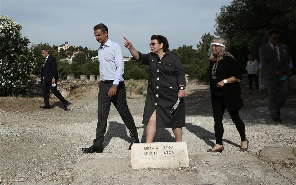 Στην Αρχαία Αγορά ο Κυριάκος Μητσοτάκης. Στιγμιότυπο από την επίσκεψη του πρωθυπουργού Κυριάκου Μητσοτάκη στον αρχαιολογικό χώρο και μουσείο της Αρχαίας Αγοράς Αθηνών, συνοδευόμενος από την υπουργό Πολιτισμού και Αθλητισμού Λίνα Μενδώνη.&nbsp;