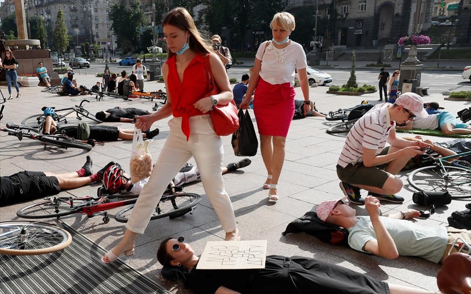 Δίκαια αιτήματα . Ποδηλάτες συμμετέχουν σε διαμαρτυρία κοντά στο δημαρχείο του Κιέβου (Ουκρανία). Οι διαδηλωτές ζητούν την δημιουργία ποδηλατόδρομων στην πόλη.&nbsp;
&nbsp;