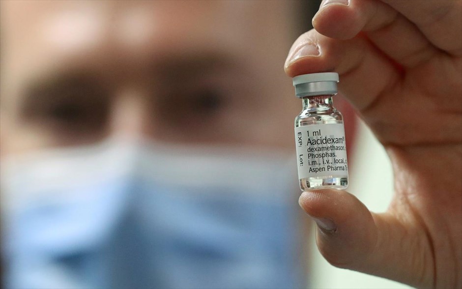 Ενθουσιασμός για τη δεξαμεθαζόνη. Φαρμακοποιός παρουσιάζει ένα μουκαλάκι με τη δεξαμεθαζόνη στο νοσοκομείο&nbsp;Erasme στις Βρυξέλλες. Η&nbsp;δεξαμεθαζόνη πρόκειται για ένα&nbsp;φτηνό και ευρέως διαθέσιμο φάρμακο το οποίο, σύμφωνα με Βρετανούς ερευνητές, μπορεί να βοηθήσει να σωθούν χιλιάδες ανθρώπους που έχουν προσβληθεί από τον νέο κορωνοϊό και νοσούν βαριά. Και αυτό διότι το φάρμακο μειώνει σημαντικά τη θνητότητα μεταξύ των ασθενών με τις πιο βαριές μορφές του Covid-19, της ασθένειας που προκαλεί ο νέος κορωνοϊός.