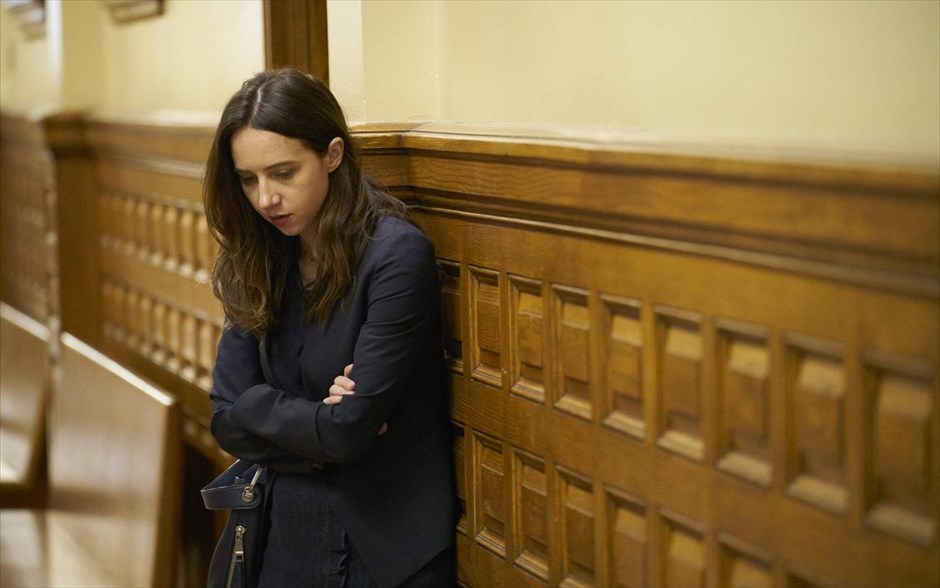 Η Καλοσύνη των Ξένων. Η δημιουργία της Λόνε Σέρφινγκ περιγράφεται ως «ένα μοντέρνο παραμύθι», τοποθετημένο γύρω από ένα ρώσικο εστιατόριο στη Νέα Υόρκη, το οποίο αποτελεί το σημείο αναφοράς μιας σειράς ανθρώπων. Ανάμεσά τους, μια μητέρα που προσπαθεί να αποφύγει τον βίαιο σύζυγό της, μια νοσοκόμα που έχει ιδρύσει τη δική της ομάδα ψυχοθεραπείας, έναν πρώην φυλακισμένο που τώρα έχει αναλάβει το εστιατόριο, έναν δικηγόρο με χαμηλή αυτοπεποίθηση, ή έναν νεαρό άντρα που προσπαθεί απεγνωσμένα να βρει δουλειά.
