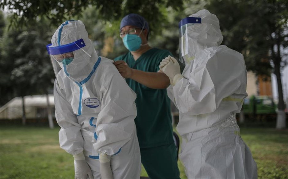 Μαζικά τεστ στο Πεκίνο. Υγειονομικό προσωπικό ετοιμάζεται να πραγματοποιήσει τεστ κορωνοϊού σε περιοχή του Πεκίνου.&nbsp;Στη δημοσιότητα έδωσε η Κίνα την αλληλουχία του γονιδιώματος που ευθύνεται για τη νέα εστία της επιδημίας του κορωνοϊού στην κινεζική πόλη, με αξιωματούχους να αναφέρουν σήμερα ότι βάσει των προκαταρκτικών εξετάσεων πρόκειται για ένα ευρωπαϊκό στέλεχος του ιού.