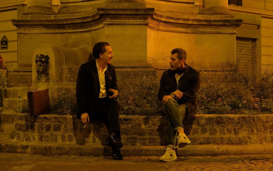 «Πουλιά στον Αέρα». Στη γαλλική κωμωδία του Ζαλίλ Λεσπέρ, δύο παντρεμένοι φίλοι –που ερμηνεύουν οι Ντάνι Μπουν και Γκιγιόμ Γκαλιέν- συνειδητοποιούν πως έχουν μπλέξει για τα καλά, όταν μαθαίνουν πως ο ένας επιχειρεί να αποπλανήσει τη σύζυγο του άλλου.