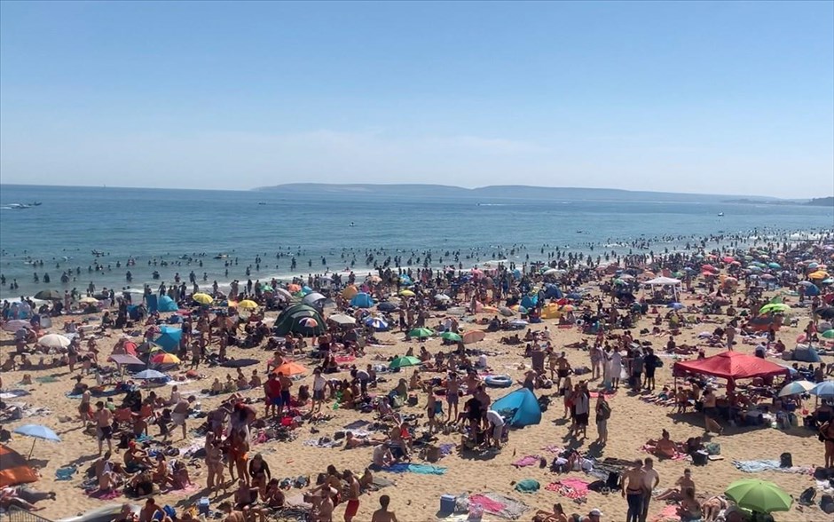 Σε κατάσταση συναγερμού. Μισό εκατομμύριο πολίτες συνέρρευσαν χθες στο παραθαλάσσιο θέρετρο της Αγγλίας Μπόρνμουθ κατά την πιο ζεστή ημέρα του χρόνου μέχρι σήμερα και παρά την απειλή του κορωνοϊού, με αποτέλεσμα οι τοπικές αρχές να κηρύξουν την περιοχή σε κατάσταση συναγερμού (major incident).