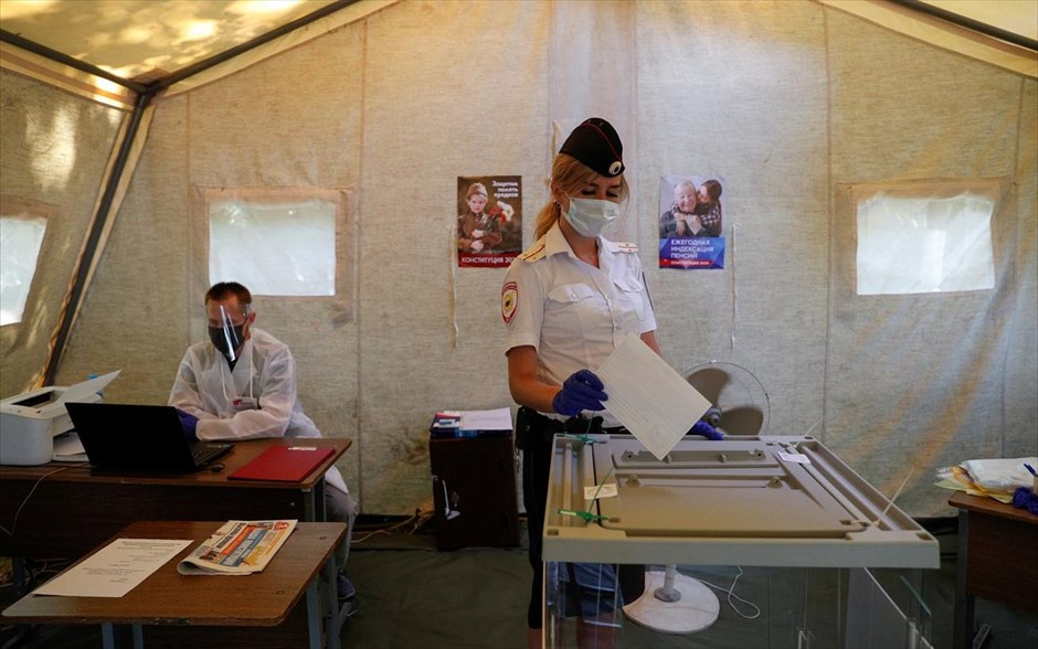 Συνταγματική μεταρρύθμιση στη Ρωσία . &nbsp;Πολίτης συμμετέχει σε ψηφοφορία για τη&nbsp;μεταρρύθμιση του ρωσικού Συντάγματος στην πόλη Καλίνινγκραντ.&nbsp;