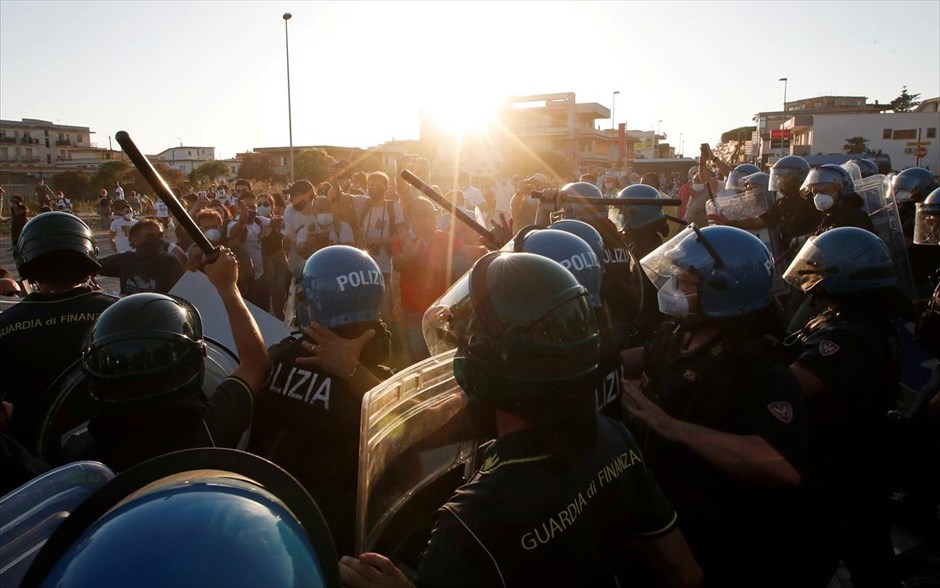 Ένταση σε κωμόπολη έξω από την Νάπολη. Η αστυνομία συγκρούεται με διαδηλωτές κατά τη διάρκεια της χθεσινής επίσκεψης του&nbsp;Ματέο Σαλβίνι στην&nbsp;κωμόπολη Μοντραγκόνε.&nbsp;Η περιοχή, η οποία βρίσκεται βόρεια της Νάπολης,&nbsp;τέθηκε σε απομόνωση καθώς 40 άτομα έχουν&nbsp;διαγνωσθεί θετικά στον κορωνοϊό.&nbsp;