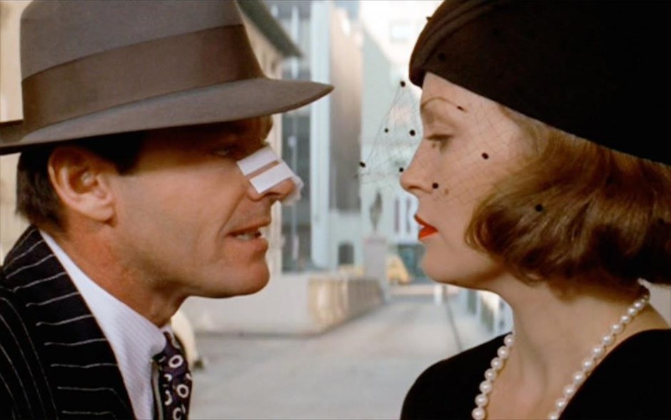 Chinatown . Ρομπ Μπράιντον και Στιβ Κούγκαν, υπό τη σκηνοθετική επιμέλεια του Μάικλ Γουιντερμπότομ, συνεχίζουν τη σειρά των διάσημων οδοιπορικών τους, πραγματοποιώντας επίσκεψη στη χώρα μας για να παρουσιάσουν μια μοντέρνα γαστριμαργική οδύσσεια.