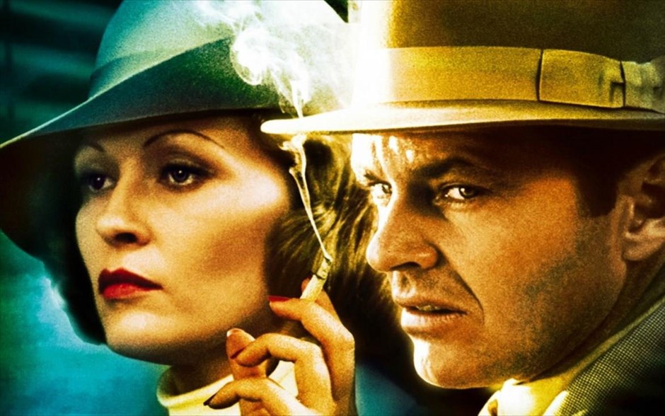 Chinatown . Ρομπ Μπράιντον και Στιβ Κούγκαν, υπό τη σκηνοθετική επιμέλεια του Μάικλ Γουιντερμπότομ, συνεχίζουν τη σειρά των διάσημων οδοιπορικών τους, πραγματοποιώντας επίσκεψη στη χώρα μας για να παρουσιάσουν μια μοντέρνα γαστριμαργική οδύσσεια.