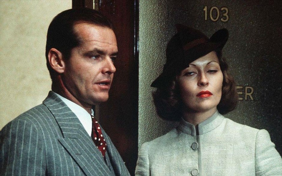 Chinatown . Ρομπ Μπράιντον και Στιβ Κούγκαν, υπό τη σκηνοθετική επιμέλεια του Μάικλ Γουιντερμπότομ, συνεχίζουν τη σειρά των διάσημων οδοιπορικών τους, πραγματοποιώντας επίσκεψη στη χώρα μας για να παρουσιάσουν μια μοντέρνα γαστριμαργική οδύσσεια.