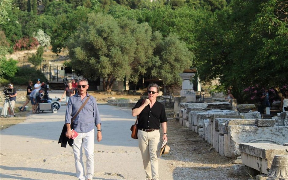 Ταξίδι στην Ελλάδα. Ρομπ Μπράιντον και Στιβ Κούγκαν, υπό τη σκηνοθετική επιμέλεια του Μάικλ Γουιντερμπότομ, συνεχίζουν τη σειρά των διάσημων οδοιπορικών τους, πραγματοποιώντας επίσκεψη στη χώρα μας για να παρουσιάσουν μια μοντέρνα γαστριμαργική οδύσσεια.