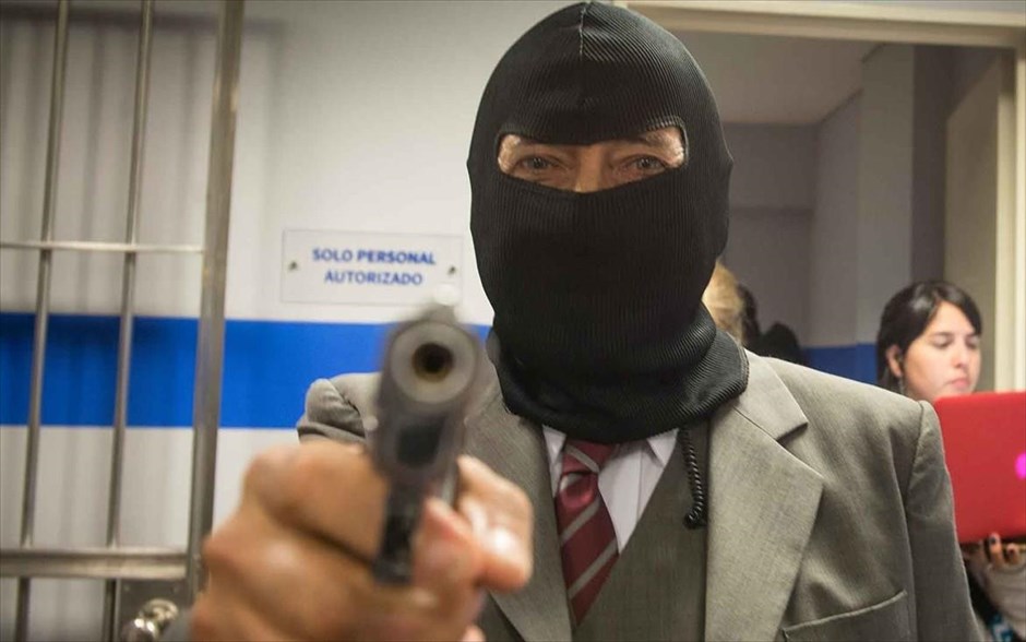 «Το Κόλπο του Αιώνα». Συνδυάζοντας ιδιοφυείς ανατροπές και απρόβλεπτες εξελίξεις, η ταινία του Αριέλ Γουϊνογκράδ εμπνέεται από μια θρυλική ληστεία για να στήσει μια απολαυστική κωμική περιπέτεια που έγινε τεράστια εμπορική επιτυχία.