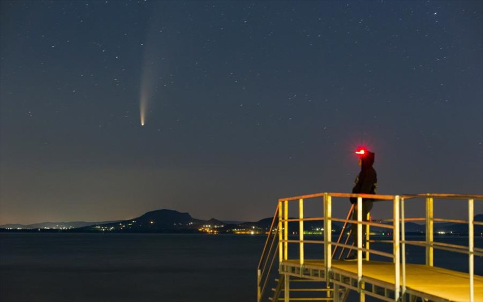 Ο κομήτης NEOWISE πάνω από την Ουγγαρία. Ο κομήτης NEOWISE ή&nbsp;C/2020 F3 κάνει την εμφάνιση του λίγο πριν την ανατολή του ηλίου, στην Ουγγαρία