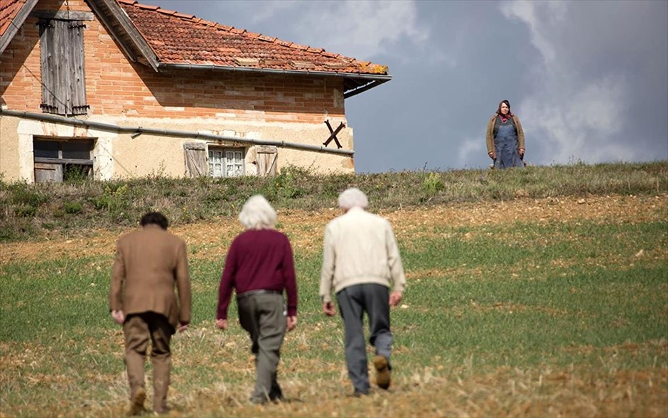 Νέοι Είστε και Φαίνεσθε. Στη γαλλική κωμωδία του Κριστόφ Ντιτιρόν, τρεις παιδικοί φίλοι, πλέον στα εβδομήντα τους, έχουν κατανοήσει πως τα γηρατειά είναι o μόνος τρόπος να αποφύγεις τον θάνατο. Και είναι αποφασισμένοι να διαβούν αυτό το κατώφλι με στιλ! Πραγματοποιούν ένα ξέφρενο ταξίδι, το οποίο τους φέρνει ξεκαρδιστικές ανατροπές, αδιανόητες παρεξηγήσεις και αστείες ατάκες, εμπνευσμένες από το επιτυχημένο εμπορικά κόμιξ «Les Vieux Fourneaux» (Βιλφρίντ Λουπανό & Πολ Κοέ), στο οποίο βασίζεται η ταινία.