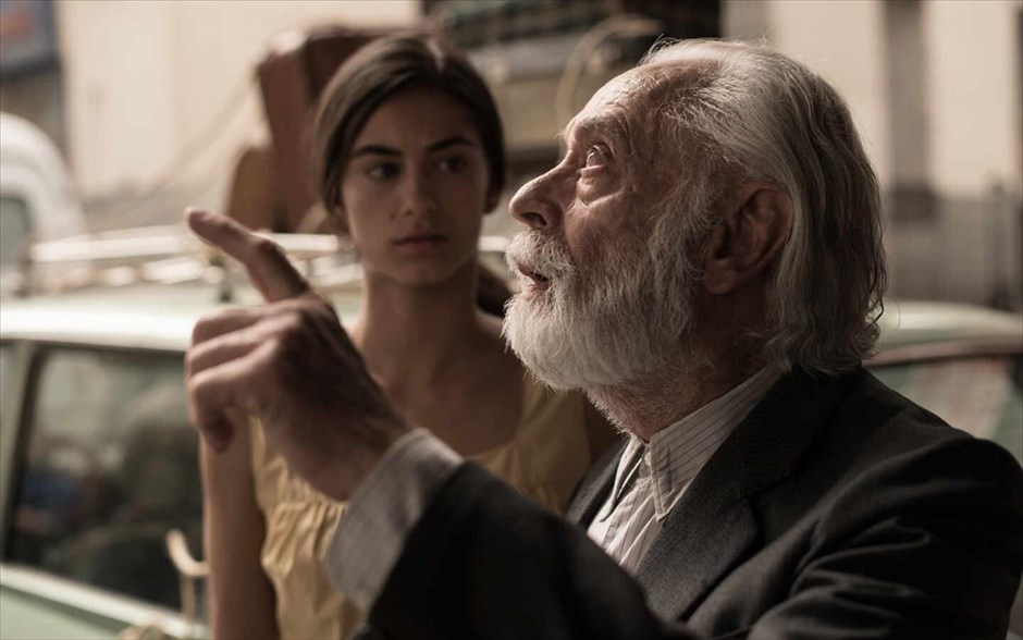 Οδός Μαλασάνια 32. Η ταινία του του Άλμπερτ Πίντο μάς μεταφέρει&nbsp;στα τέλη της δεκαετίας του ’70, όπου η οικογένεια Ολμέδο αγοράζει ένα παλιό διαμέρισμα στην Οδό Μαλασάνια 32, στη Μαδρίτη.&nbsp;