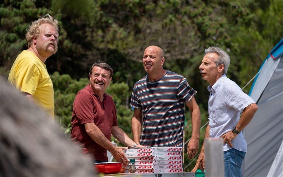 «Όχι Άλλο Καλοκαίρι». Στην ιταλική κωμωδία του Μάσιμο Βενιέρ πρωταγωνιστούν τρεις οικογένειες από διαφορετικά κοινωνικά υπόβαθρα και κουλτούρες που νοικιάζουν, κατά λάθος, το ίδιο εξοχικό σπίτι κατά την περίοδο των καλοκαιρινών διακοπών.