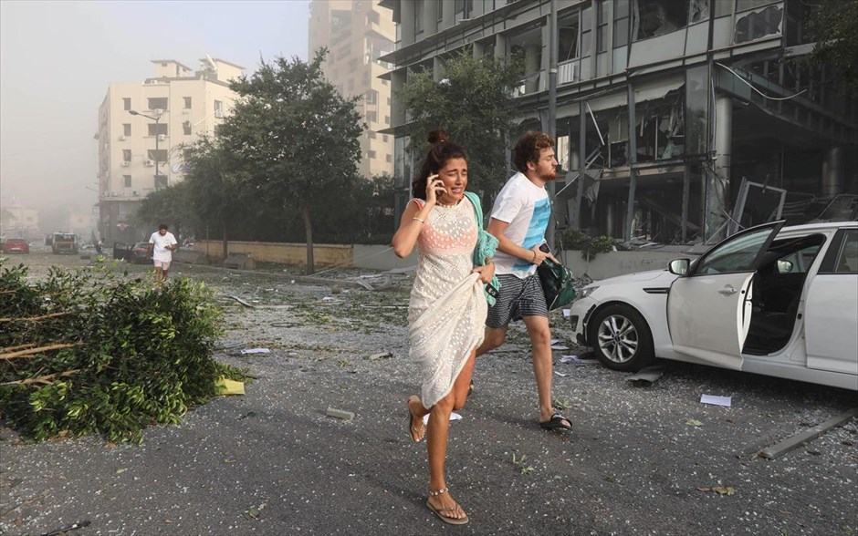 Πανικός στους δρόμους της Βηρυτού. Άνθρωποι τρέχουν μακριά απο το σημείο της έκρηξης, στην Βηρυτό