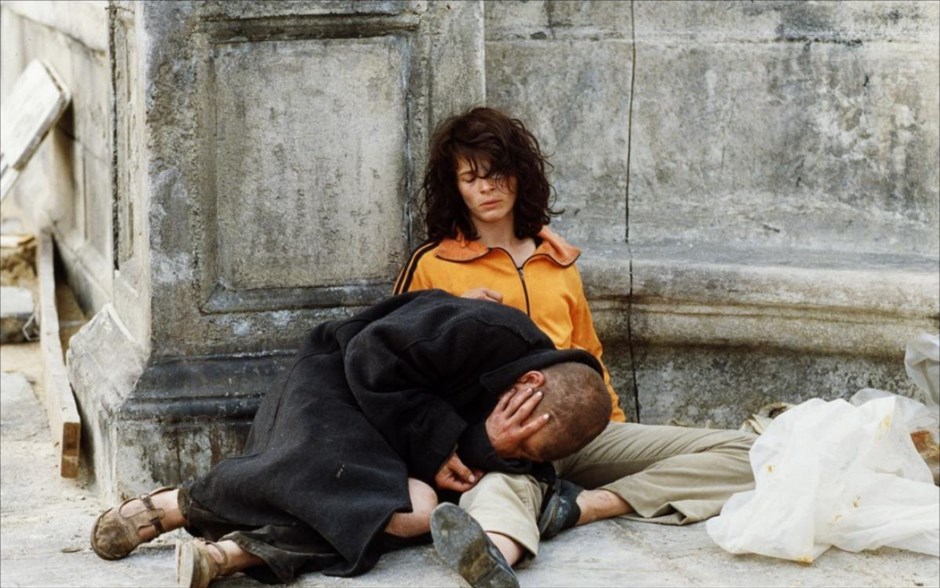 Οι Εραστές της Γέφυρας. Ο απελπισμένος έρωτας μιας ζωγράφου που κινδυνεύει να τυφλωθεί κι ενός νεαρού κλοσάρ, βρίσκει καταφύγιο σε μια παλιά γέφυρα του Παρισιού.&nbsp;