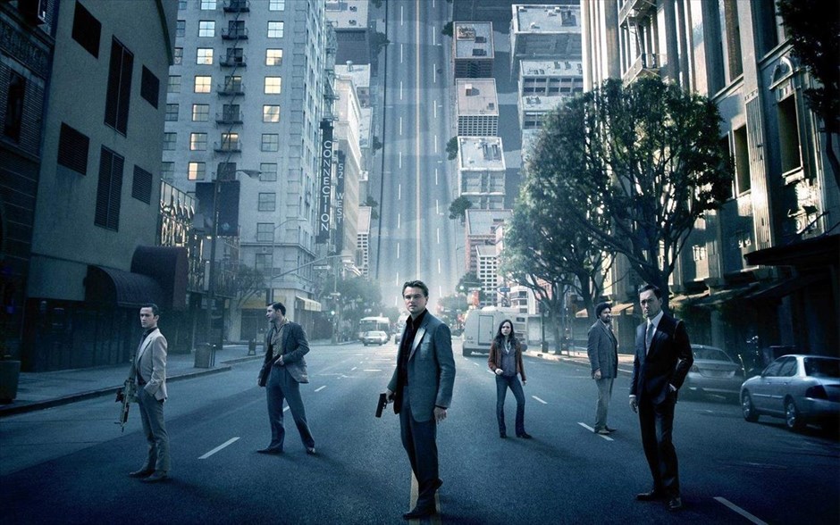 Inception. Σ’ έναν κόσμο όπου η τεχνολογία υφίσταται μόνο για να είναι δυνατή η παρέμβαση στα ανθρώπινα όνειρα, ένας ικανός «διαρρήκτης ονείρων» (Λεονάρντο Ντι Κάπριο) έχει μια τελευταία ευκαιρία για συγχώρεση – ν’ αναλάβει τη δυσκολότερη δουλειά που του έχουν προτείνει ως τώρα! Δέκα χρόνια μετά την πρεμιέρα του, το έπος φαντασίας του Κρίστοφερ Νόλαν ξανά στις αίθουσες