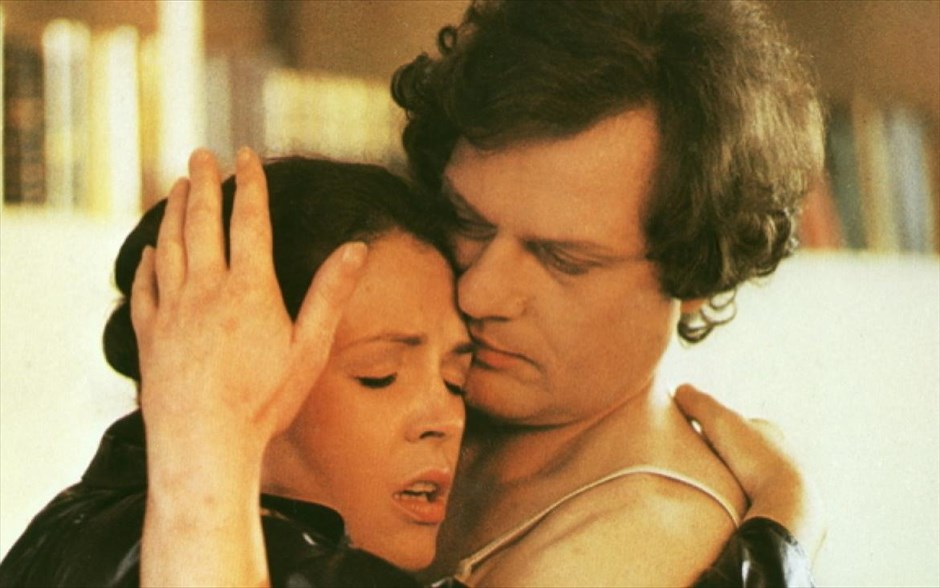 Η Χρονιά με τα 13 Φεγγάρια. Φρανκφούρτη 1978. Προσπαθώντας να ξεφύγει από το ταραγμένο παρελθόν της, η Ελβίρα Βάισχάουπτ, αναζητά καταφύγιο σε οικεία της πρόσωπα. Όταν συναντά, όμως, την απαξίωση και την απόρριψή τους, της απομένει μόνο μια επιλογή… Μία από τις πιο προσωπικές ταινίες του Ράινερ Βέρνερ Φασμπίντερ, ένα ριζοσπαστικό υπαρξιακό δράμα, γυρισμένο 4 μήνες μετά την αυτοκτονία του εραστή του, ως μία σπαραχτική κινηματογραφική κατάθεση μεταμέλειας. Σε επανέκδοση με ψηφιακά αποκατεστημένες κόπιες.