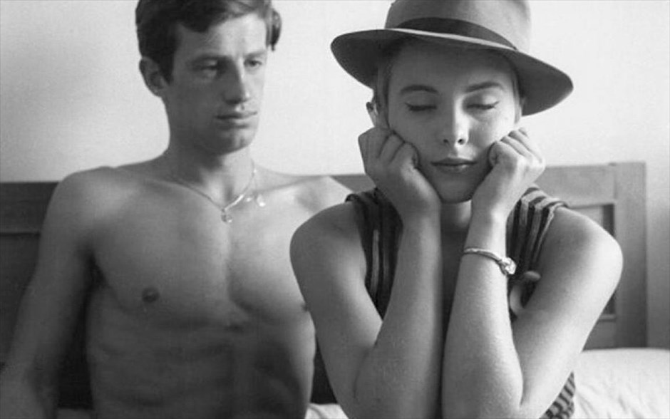 Με Κομμένη την Ανάσα. Στην επανέκδοση -με αποκατεστημένες κόπιες- της εμβληματικής ταινίας του Ζαν-Λικ Γκοντάρ, «σημαία» του κινήματος της νουβέλ βαγκ, ο Μισέλ πιστεύει ότι η ζωή είναι σινεμά. Θα κλέψει το αυτοκίνητο που θα τον οδηγήσει από την Μασσαλία στο Παρίσι κι εκεί θα διεκδικήσει την Πατρίτσια, το κορίτσι που δεν μπορεί να βγάλει από το μυαλό του.&nbsp;