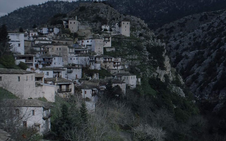 Άλυτη. Στην ελληνική ταινία φαντασίας του Μίνωα Νικολακάκη, ένας γιατρός μετακομίζει σε ένα απομακρυσμένο χωριό για να κάνει το αγροτικό του. Εκεί, ερωτεύεται μια ευπαθή κοπέλα, η οποία ζει απομονωμένη από τους δεισιδαίμονες συγχωριανούς της, διότι πάσχει από μια σπάνια ασθένεια που καθιστά το δέρμα της σαν φλοιό δέντρου. Αποφασισμένος να την θεραπεύσει, ο γιατρός θα συνειδητοποιήσει σύντομα ότι τα πράγματα δεν είναι όπως φαίνονται, ιδιαίτερα όταν εκείνη του αποκαλύπτει έναν παράδοξο τρόπο για να την σώσει.
