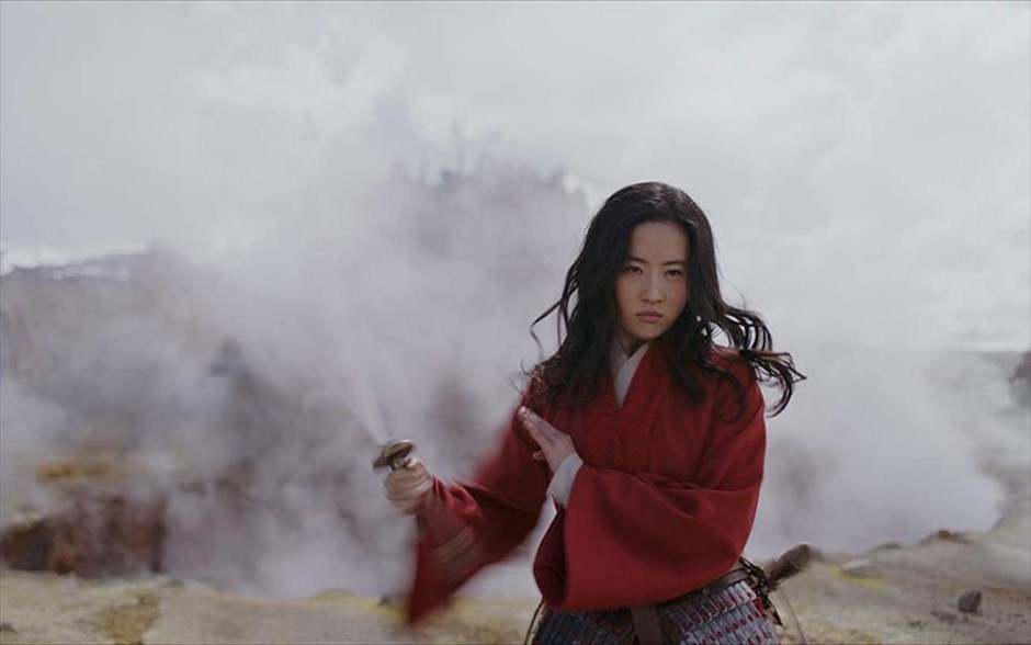 Μουλάν. Όταν ο αυτοκράτορας της Κίνας διατάζει ότι ένας άντρας ανά οικογένεια πρέπει να υπηρετήσει στον αυτοκρατορικό στρατό για να υπερασπιστεί τη χώρα από τους εισβολείς, η Χουά Μουλάν, η μεγαλύτερη κόρη ενός διάσημου πολεμιστή, παίρνει τη θέση του άρρωστου πατέρα της. Μεταμφιέζεται σε άντρα, τον Χουάν Γιουν, και περνάει από πολλές δοκιμασίες που θα χρειαστούν όλη της τη δύναμη για να τα καταφέρει. Είναι ένα επικό ταξίδι που θα τη μεταμορφώσει σε μια εκπληκτική πολεμίστρια που θα κερδίσει τον σεβασμό ενός έθνους… και ενός περήφανου πατέρα.