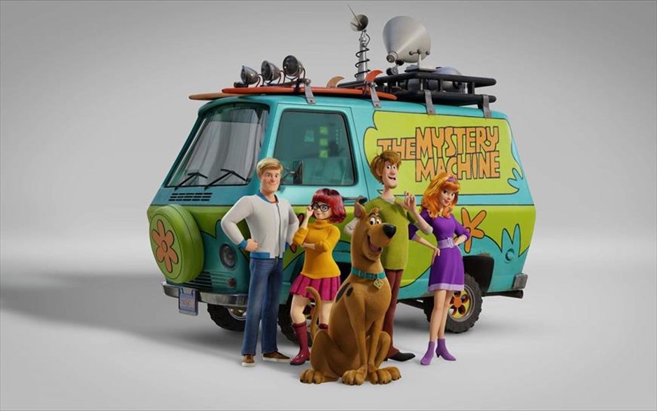 Scooby-Doo!. Η πρώτη μεγάλου μήκους ταινία κινουμένων σχεδίων του Σκούμπι Ντου μάς αποκαλύπτει πώς συναντήθηκαν για πρώτη φορά οι αχώριστοι φίλοι Σκούμπι και Σάγκι και πώς συνεργάστηκαν με τους νεαρούς ντετέκτιβ Φρεντ, Βέλμα και Δάφνη για να φτιάξουν τους διάσημους Mystery Inc.