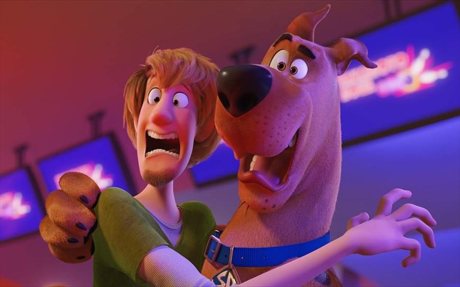 Scooby-Doo!. Η πρώτη μεγάλου μήκους ταινία κινουμένων σχεδίων του Σκούμπι Ντου μάς αποκαλύπτει πώς συναντήθηκαν για πρώτη φορά οι αχώριστοι φίλοι Σκούμπι και Σάγκι και πώς συνεργάστηκαν με τους νεαρούς ντετέκτιβ Φρεντ, Βέλμα και Δάφνη για να φτιάξουν τους διάσημους Mystery Inc.