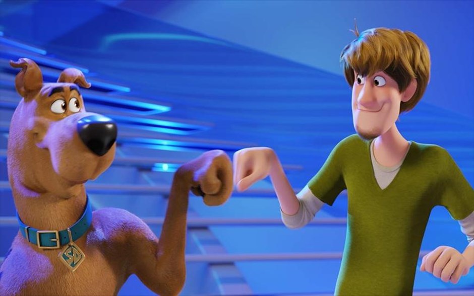 Scooby-Doo!. Η πρώτη μεγάλου μήκους ταινία κινουμένων σχεδίων του Σκούμπι Ντου μάς αποκαλύπτει πώς συναντήθηκαν για πρώτη φορά οι αχώριστοι φίλοι Σκούμπι και Σάγκι και πώς συνεργάστηκαν με τους νεαρούς ντετέκτιβ Φρεντ, Βέλμα και Δάφνη για να φτιάξουν τους διάσημους Mystery Inc.
