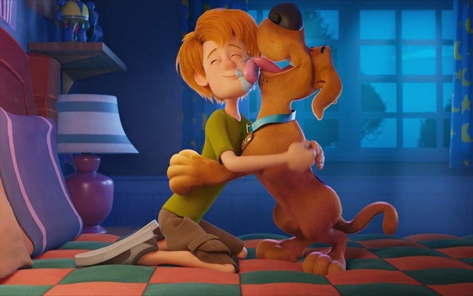 Scooby-Doo!. Η πρώτη μεγάλου μήκους ταινία κινουμένων σχεδίων του Σκούμπι Ντου μάς αποκαλύπτει πώς συναντήθηκαν για πρώτη φορά οι αχώριστοι φίλοι Σκούμπι και Σάγκι και πώς συνεργάστηκαν με τους νεαρούς ντετέκτιβ Φρεντ, Βέλμα και Δάφνη για να φτιάξουν τους διάσημους Mystery Inc.