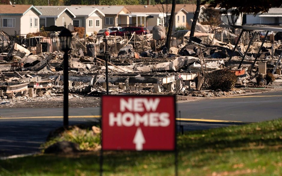 Η επόμενη μέρα μετά τις πυρκαγιές στο Όρεγκον. Μια ταμπέλα που διαφημίζει νέα σπίτια είναι τοποθετημένη σε περιοχή που έχει πληγεί σοβαρά απο τις πρόσφατες πυρκαγιές στο Όρεγκον των ΗΠΑ