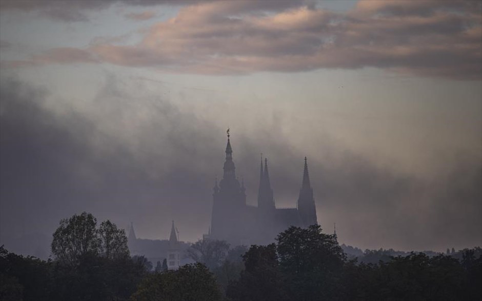 Ομιχλώδες τοπίο στην Τσεχία. Το κάστρο της Πράγας διακρίνεται πίσω από την πρωινή ομίχλη 