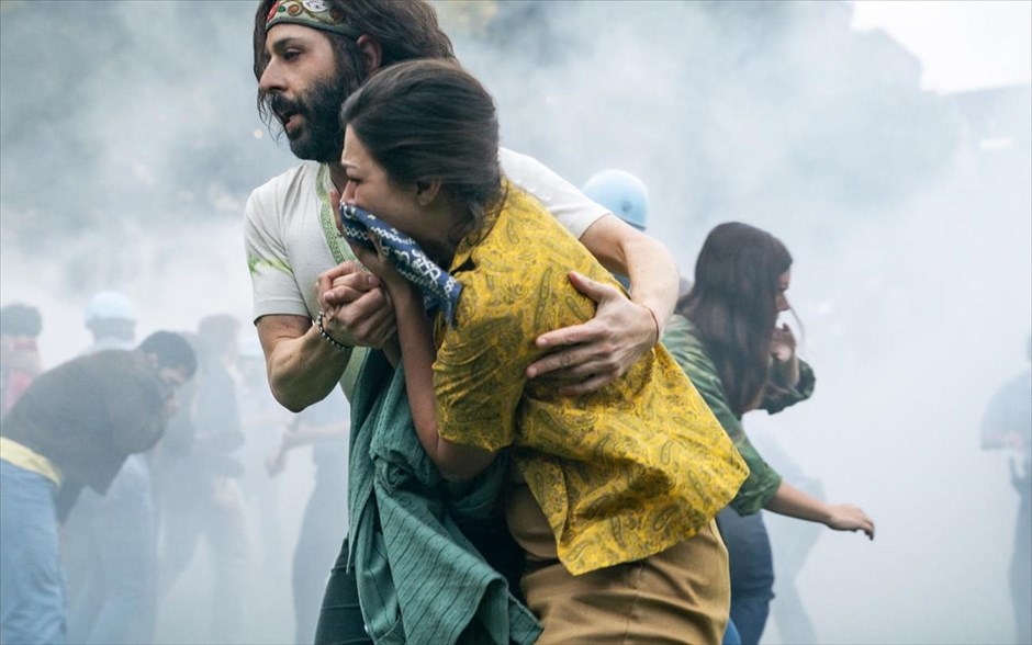 «Η Δίκη των 7 του Σικάγου». Το πολιτικό - δικαστικό δράμα του Άαρον Σόρκιν, το οποίο είναι βασισμένο σε αληθινή ιστορία, μας μεταφέρει στο Σικάγο, στο Συνέδριο των Δημοκρατικών, το 1968.