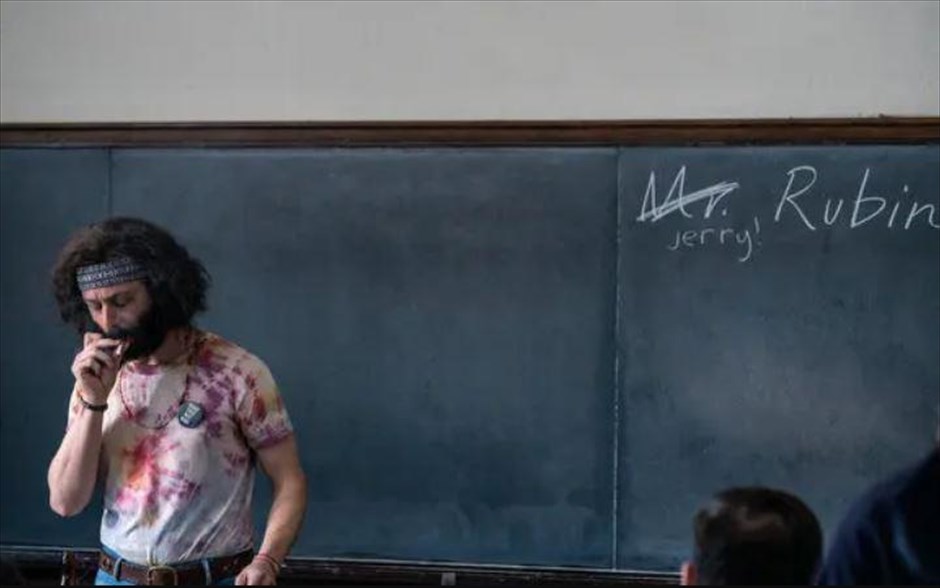 «Η Δίκη των 7 του Σικάγου». Το πολιτικό - δικαστικό δράμα του Άαρον Σόρκιν, το οποίο είναι βασισμένο σε αληθινή ιστορία, μας μεταφέρει στο Σικάγο, στο Συνέδριο των Δημοκρατικών, το 1968.