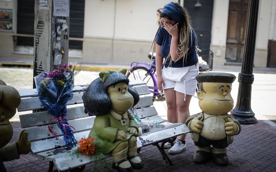 Πέθανε ο Αργεντίνος σκιτσογράφος Quino. Μία γυναίκα κλαίει καθώς αφήνει λουλούδια σε ένα άγαλμα της Μαφάλντα. Ο σπουδαίος σκιτσογράφος και δημιουργός της Μαφάλντα, Quino&nbsp;πέθανε σε ηλικία 88 ετών.