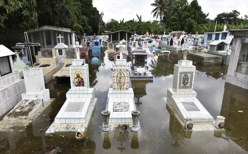 Πλημμυρισμένο νεκροταφείο στο Μεξικό. Το κοινοτικό νεκροταφείο επαρχιακής πόλης του Μεξικό πλημμύρισε μετά το πέρασμα τροπικής καταιγίδας από την περιοχή