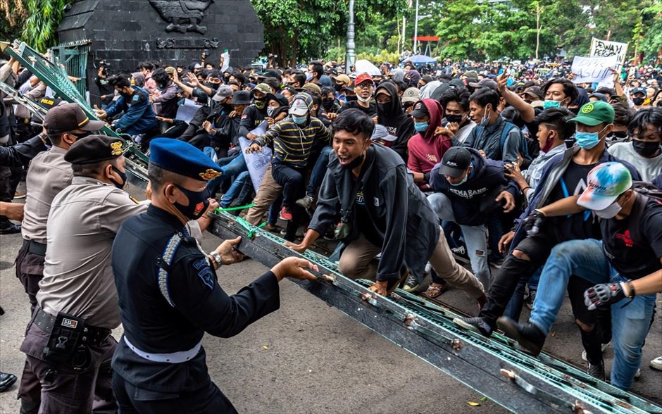 Αντιδράσεις για κυβερνητικό νομοσχέδιο στην Ινδονησία. Διαδηλωτές συγκρούονται με την αστυνομία στα πλαίσια της έντονης αντίδρασης που έχει προκαλέσει ένα νέο νομοσχέδιο σχετικά με τα εργασιακά που ετοιμάζεται να ψηφίσει η κυβέρνηση της Ινδονησίας